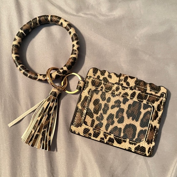 ⭐️3/$25⭐️ NEW Cheetah Key & ID Wristlet - Picture 1 of 3